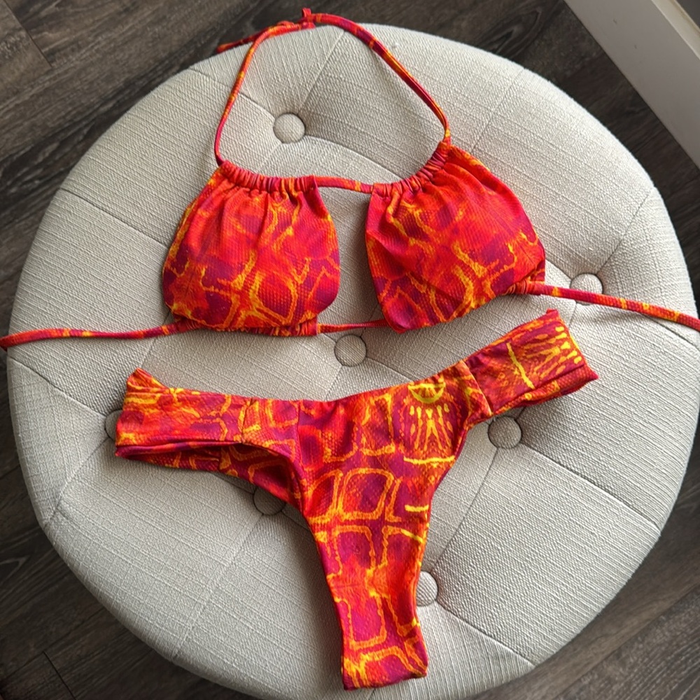 Berry Beach lava bikini top and bottom set NWOT Small 🔥☀️👙 - Picture 3 of 4